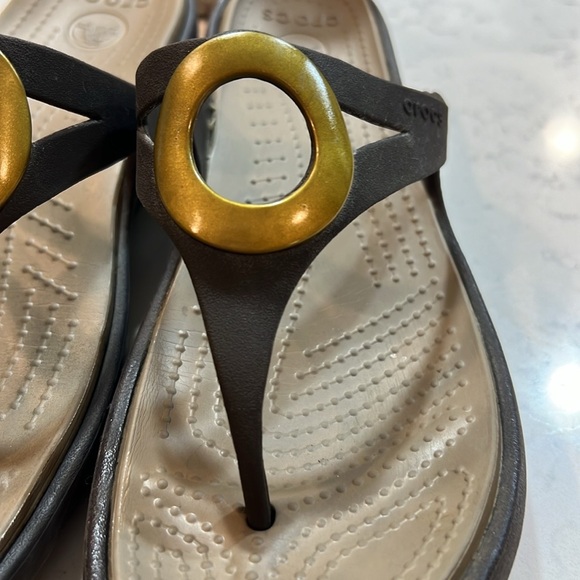 Crocs Sandals Women's Sanrah Gold Beveled Circle Casual Flip Flops Size 9 - Picture 7 of 13